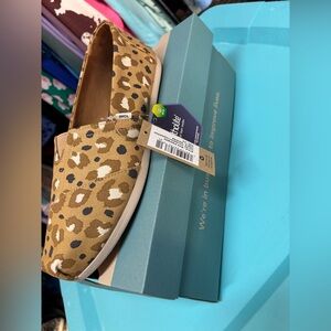 TOMS Women's Tan Leopard Flats